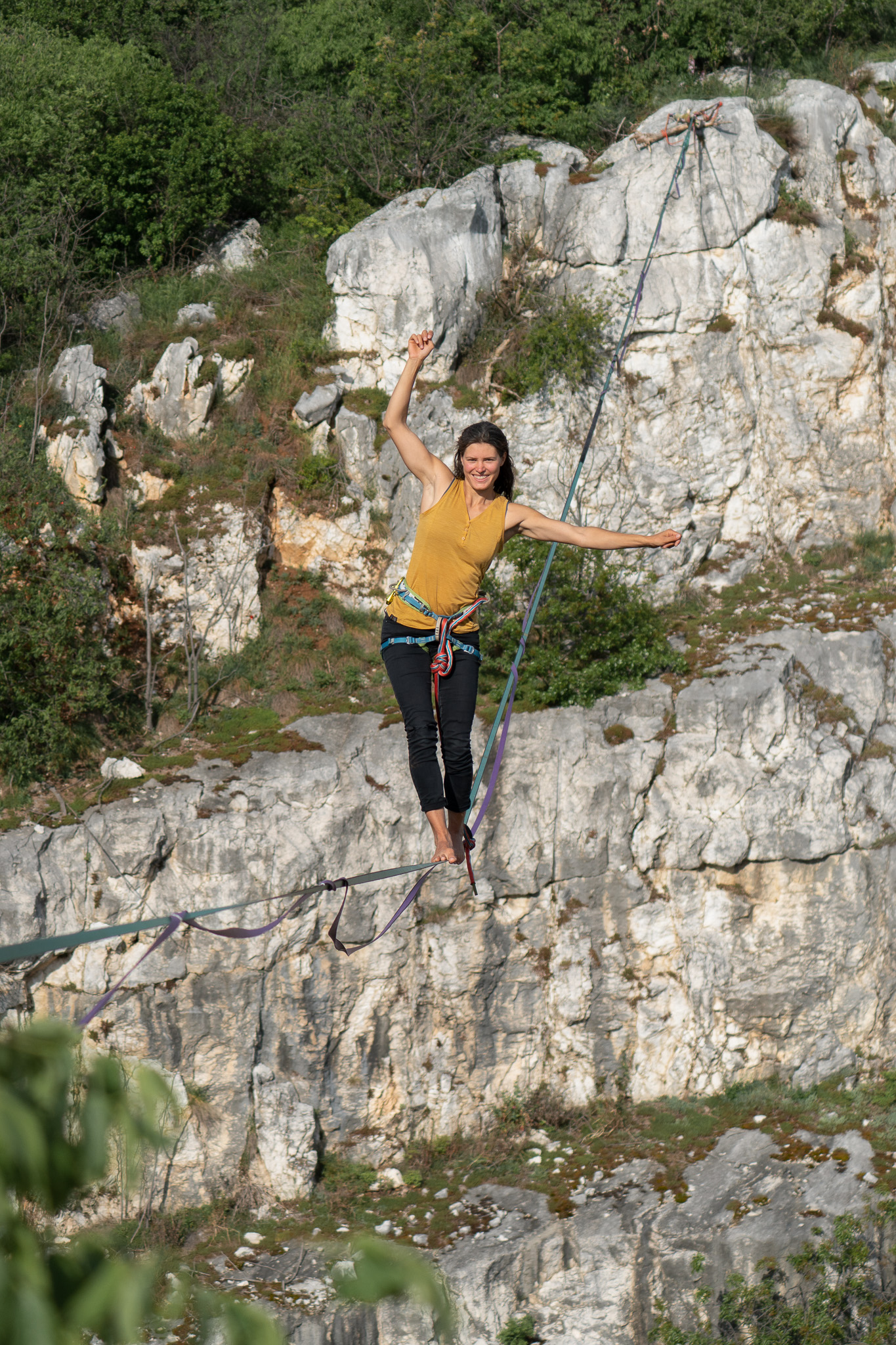 Die freie Journalistin Jule Rabe balanciert auf einer Highline.